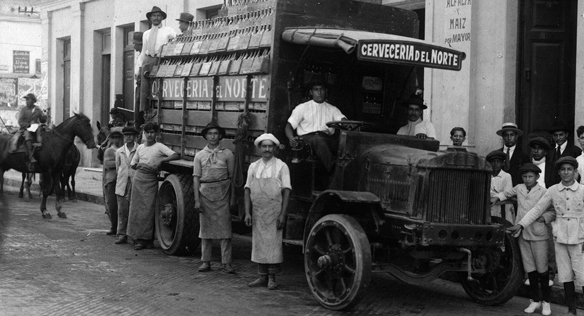 Camión de reparto Cervecería del Norte. Foto Histórica